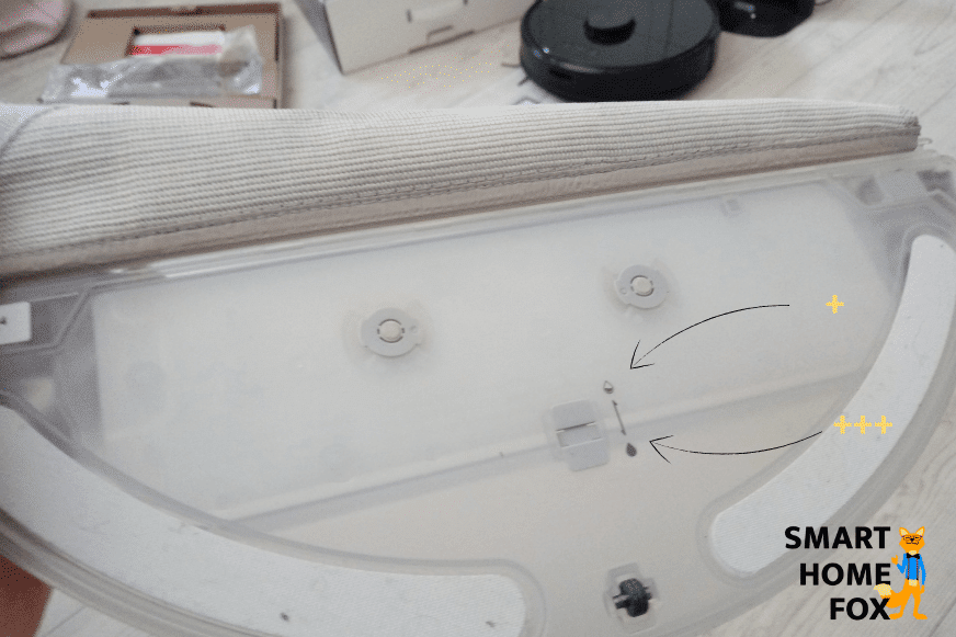 Schalter zur Wasserregulierung am Wassertank des Roborock S6 in der Nahaufnahme